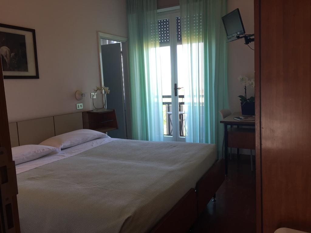 Hotel Miramare Et De La Ville Rimini Bagian luar foto