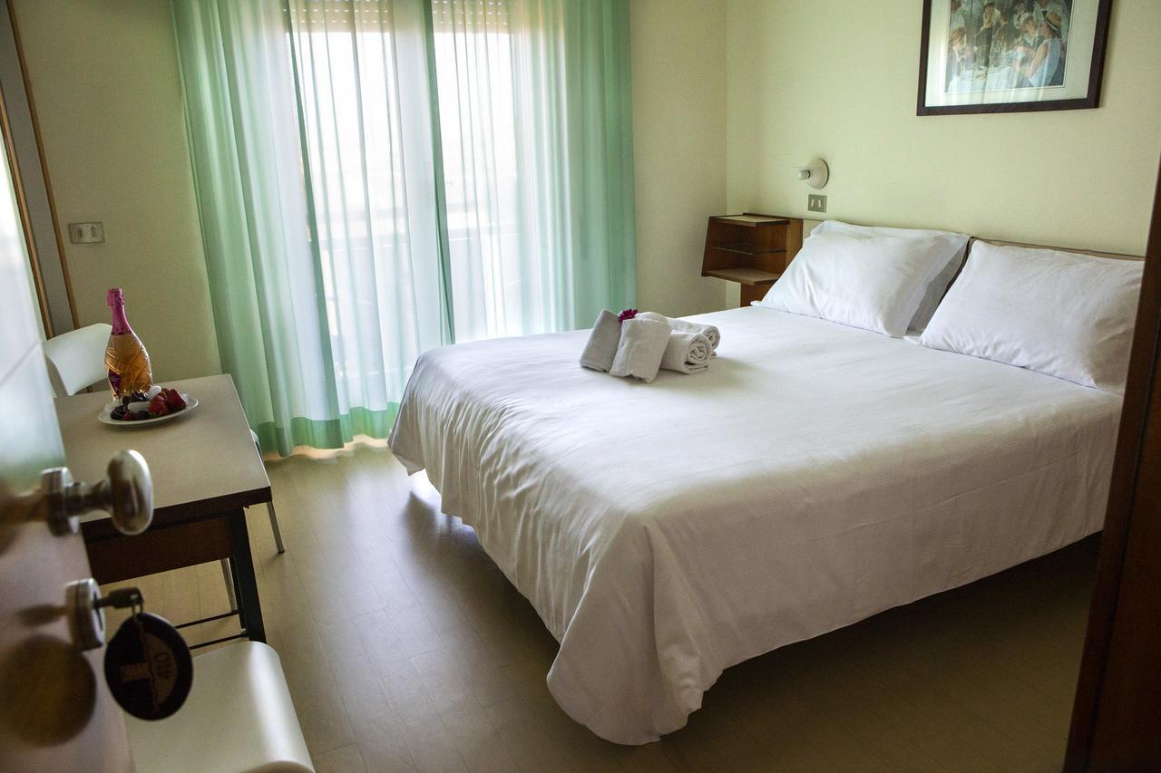 Hotel Miramare Et De La Ville Rimini Bagian luar foto